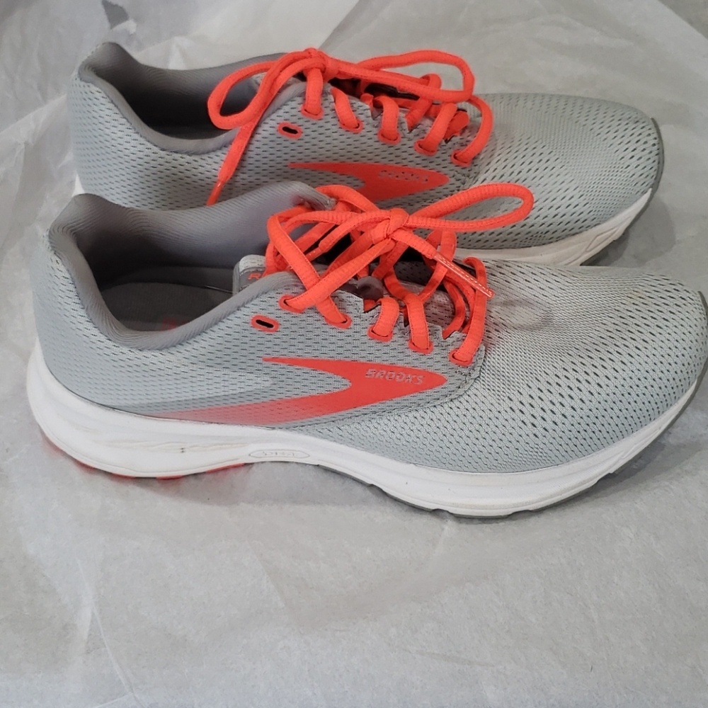 FINAL DAYS Brooks Sz 8 DNA Range sneakers